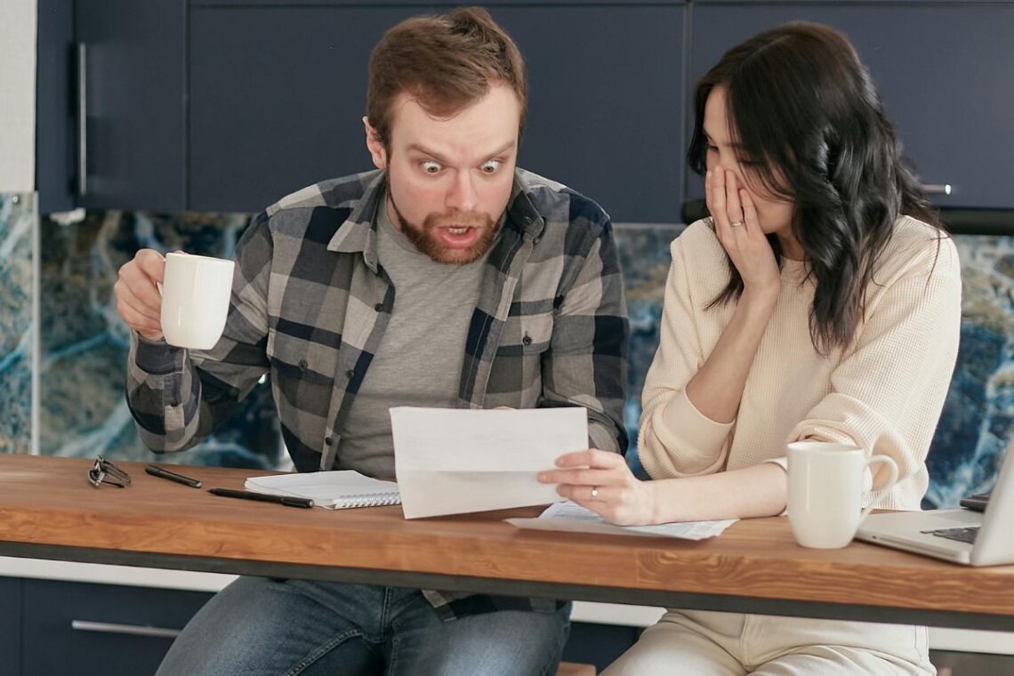 Casal com preocupações financeiras